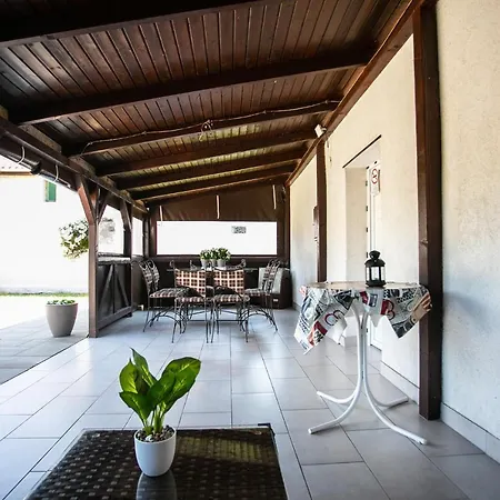 Verandas Vendeghaz Hajdunanas